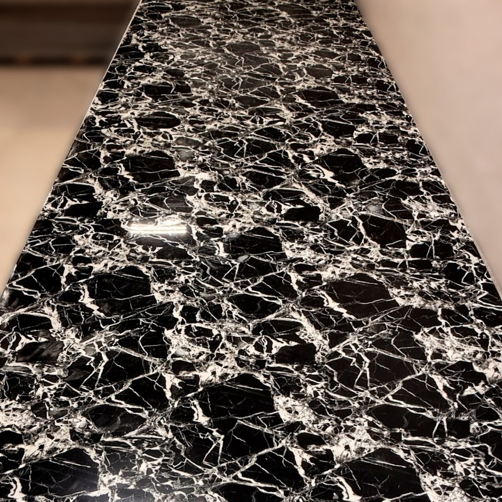 painel marmorizado preto